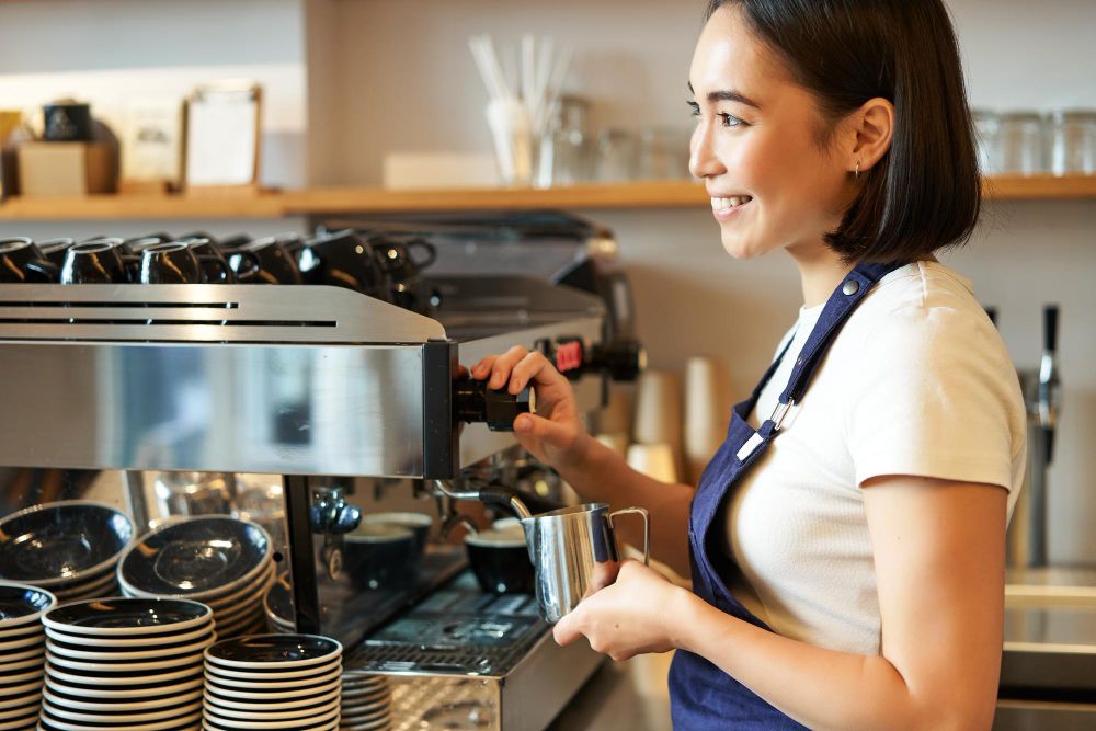 barista tersenyum saat melayani pembelian di coffe shop