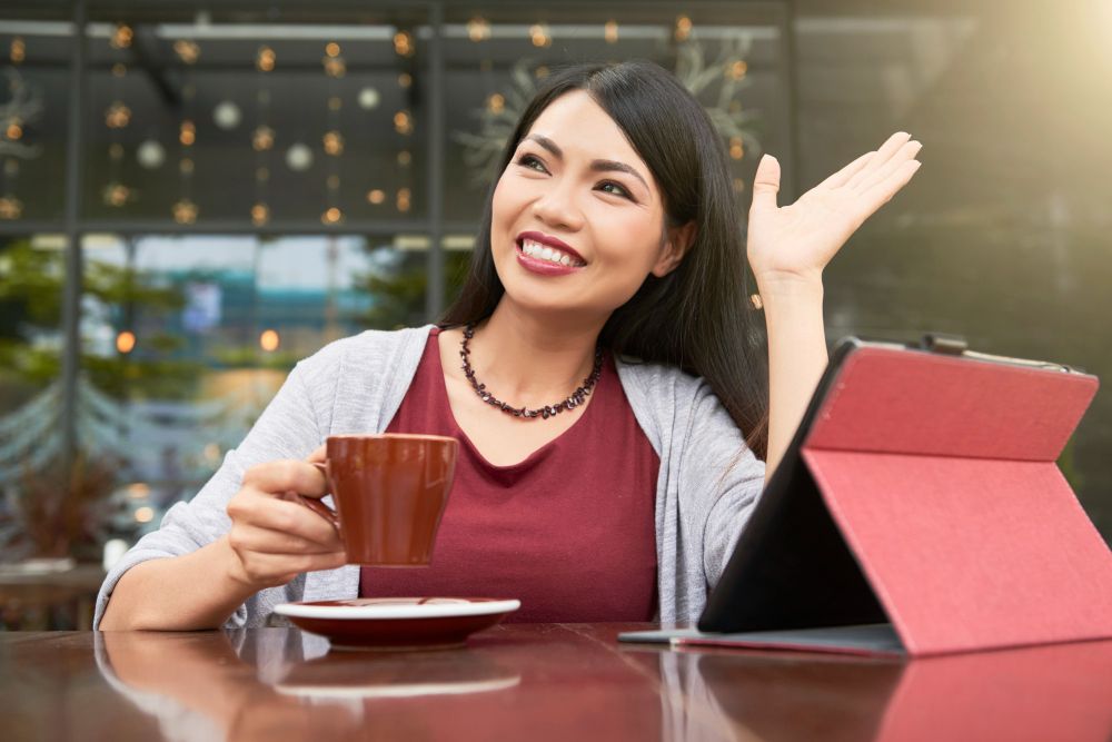 Seorang pelanggan sedang meminta pembayaran via QRIS