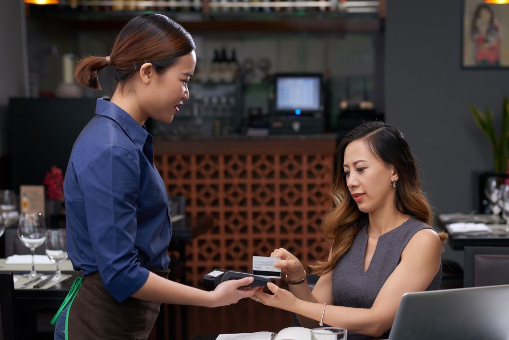 membayar di cafe dengan aplikasi kasir