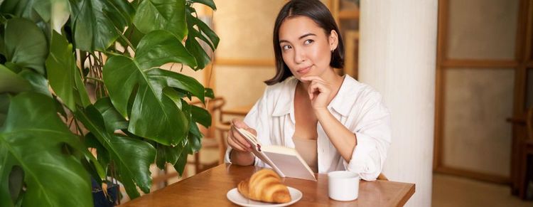 Customer Restaurant sedang menikmati makanan