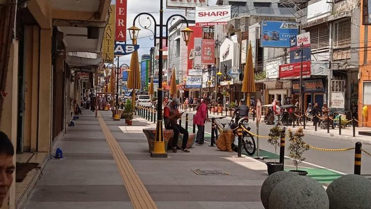 Suasana pusat industri kuliner Tasikmalaya dengan deretan coffee shop dan restoran modern yang menggunakan aplikasi kasir ReBill POS untuk mengelola bisnis secara efisien.