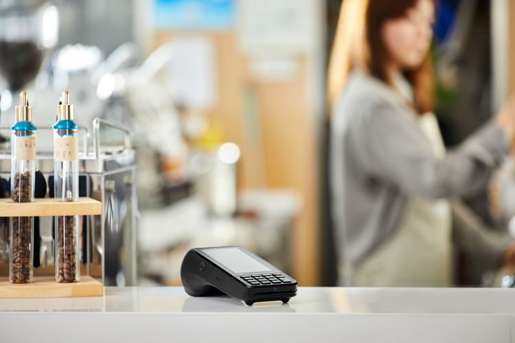 Illustration einer Restaurantkasse mit modernem Rebill POS-System, das Transaktionen überwacht, um Mitarbeiterbetrug zu verhindern.