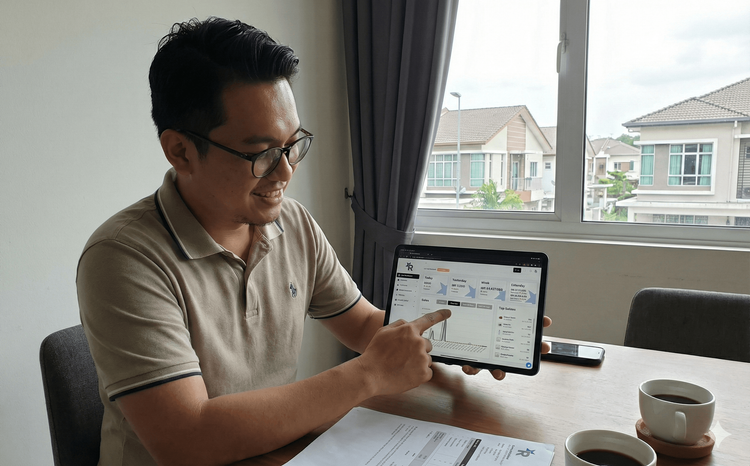 Pemilik perniagaan F&B di Malaysia sedang menggunakan tablet Sistem Cloud POS dari rumah untuk memantau data jualan dan analitik pintar restoran.